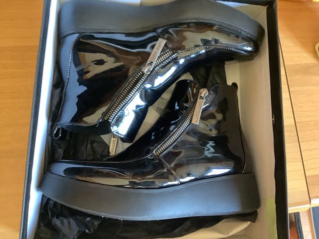 Botas pretas para mulher.