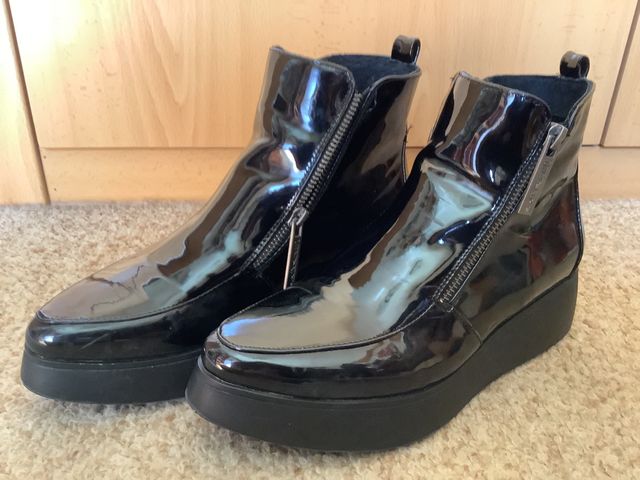 Botas pretas para mulher.