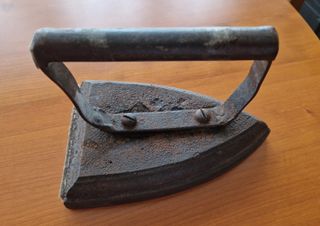 Antigua plancha de hierro fundido