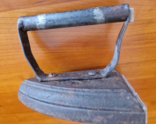 Antigua plancha de hierro fundido