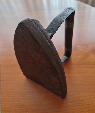 Antigua plancha de hierro fundido