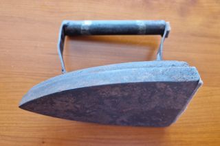 Antigua plancha de hierro fundido