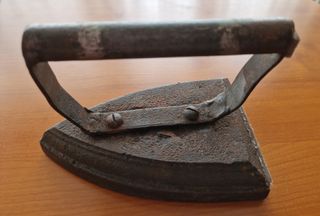 Antigua plancha de hierro fundido