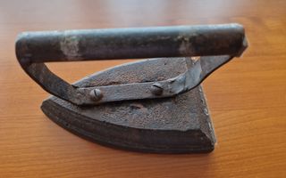 Antigua plancha de hierro fundido