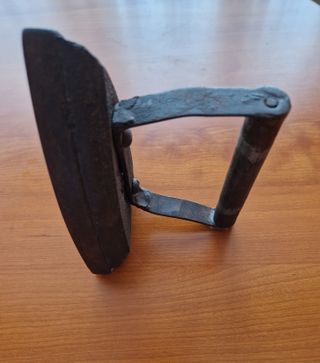 Antigua plancha de hierro fundido