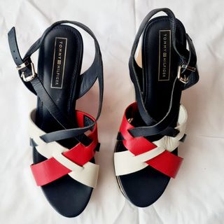 sandalias de cuña de mujer.