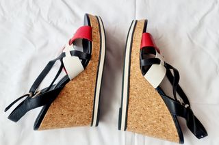 sandalias de cuña de mujer.