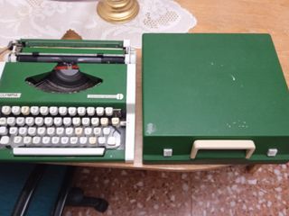 Maquina de escribir antigua muy decorativa verde