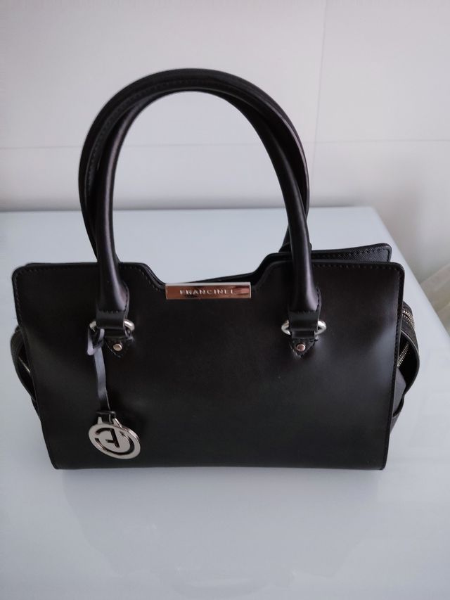 Bolso de señora de piel negro.