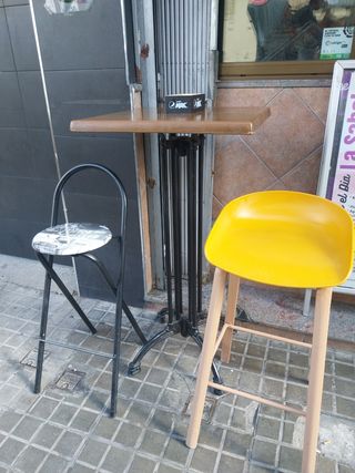 vendo o cambio mesa alta más taburetes