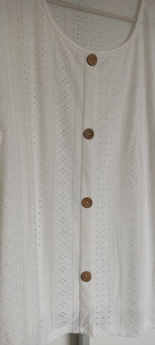 Camiseta blanca con bordados
