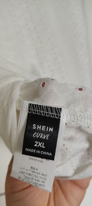 Camiseta blanca con bordados