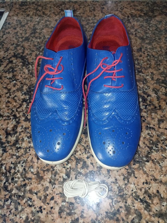 zapato azul de piel