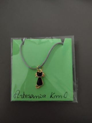 Collar y pendiente con gato de colores
