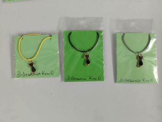 Collar y pendiente con gato de colores