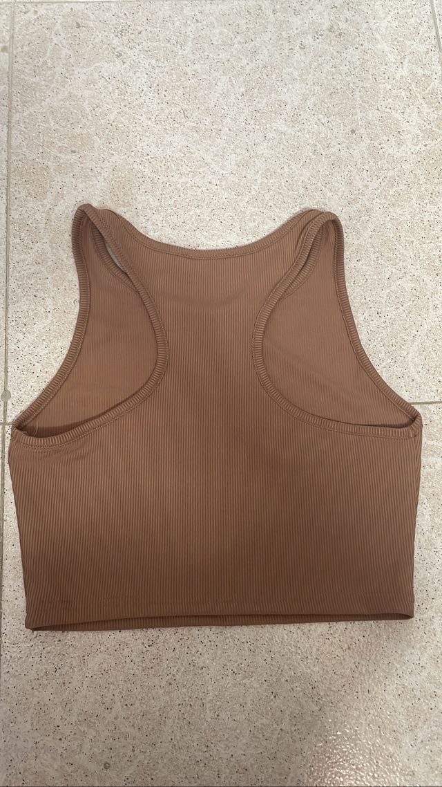Top marrón