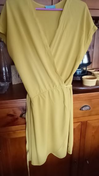 vestido corto color mostaza Hug&Clau