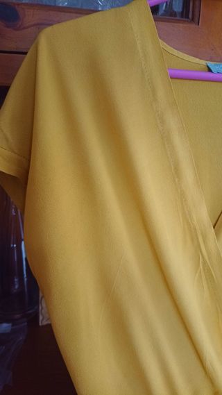 vestido corto color mostaza Hug&Clau