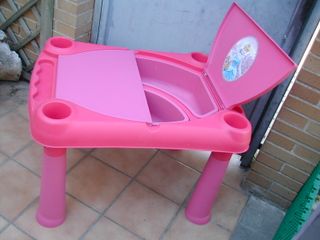 Mesita infantil y sillitas