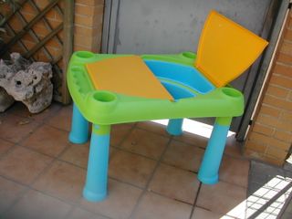 Mesita infantil y sillitas