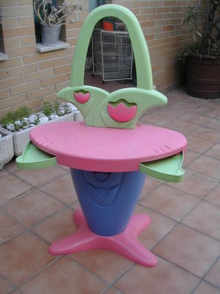Mesita infantil y sillitas