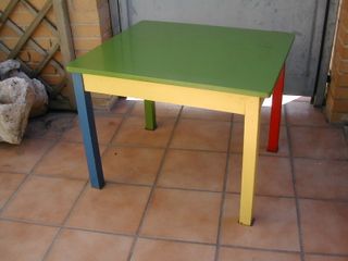 Mesita infantil y sillitas