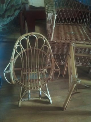 Mesita infantil y sillitas