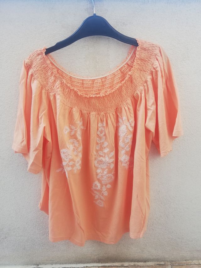 Camiseta descubierta hombros