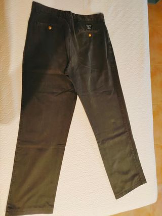 pantalón chino gris oscuro