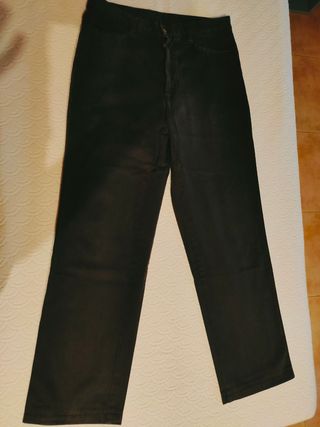 pantalón chino gris oscuro