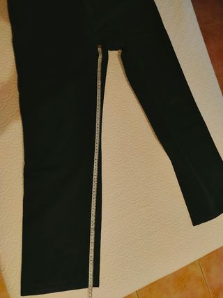 pantalón chino gris oscuro