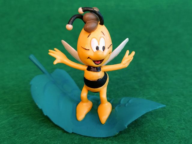 Willy sobre hoja - LA ABEJA MAYA (Bully, 2010).