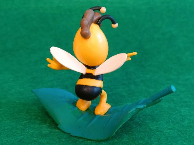 Willy sobre hoja - LA ABEJA MAYA (Bully, 2010).