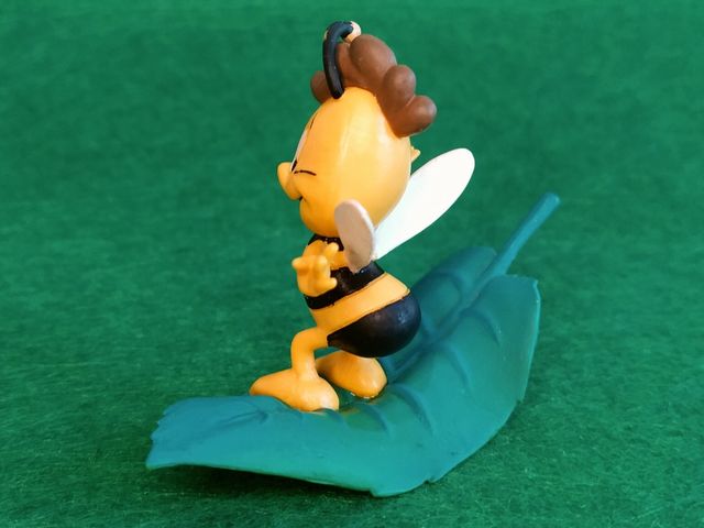 Willy sobre hoja - LA ABEJA MAYA (Bully, 2010).