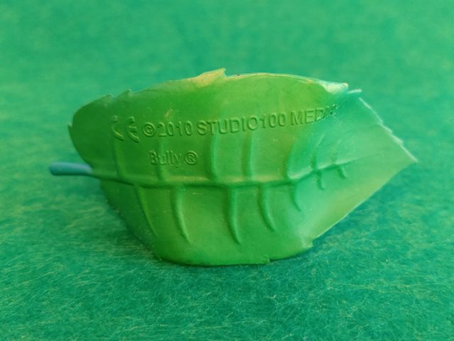 Willy sobre hoja - LA ABEJA MAYA (Bully, 2010).