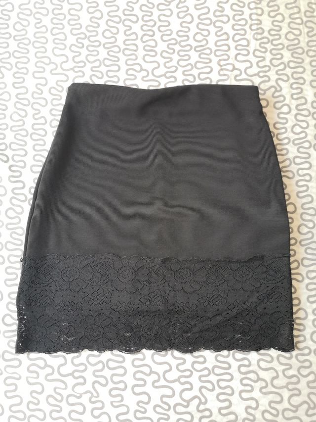 Falda negra con puntilla bershka talla s