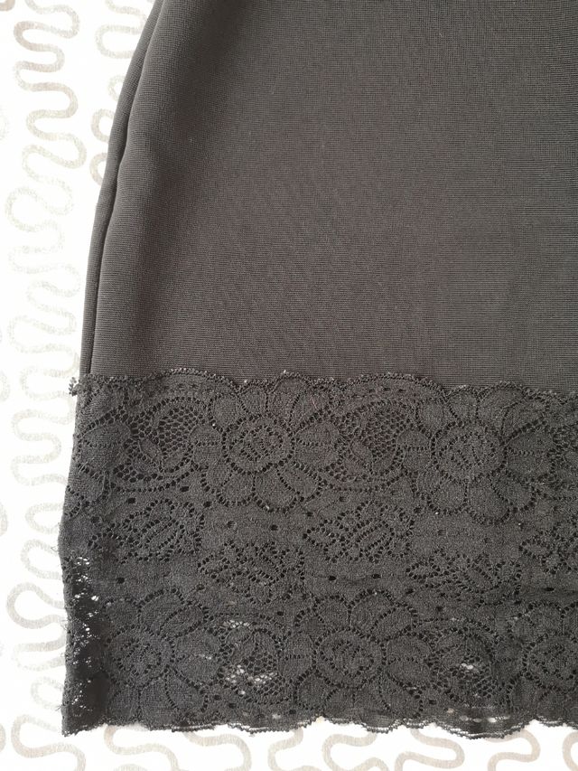 Falda negra con puntilla bershka talla s