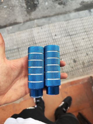 Posapies anchos para bicicleta azul eléctrico