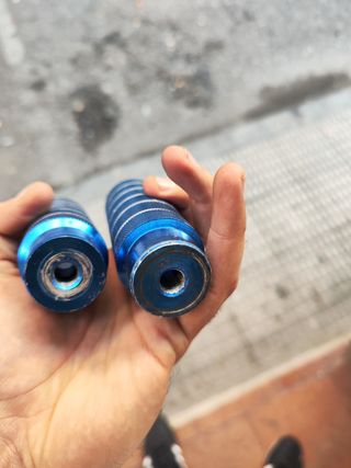 Posapies anchos para bicicleta azul eléctrico