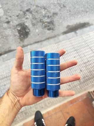 Posapies anchos para bicicleta azul eléctrico