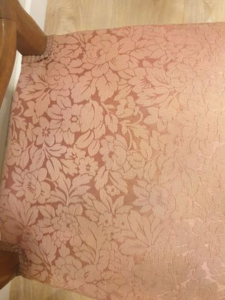 Silla de nogal y seda antigua