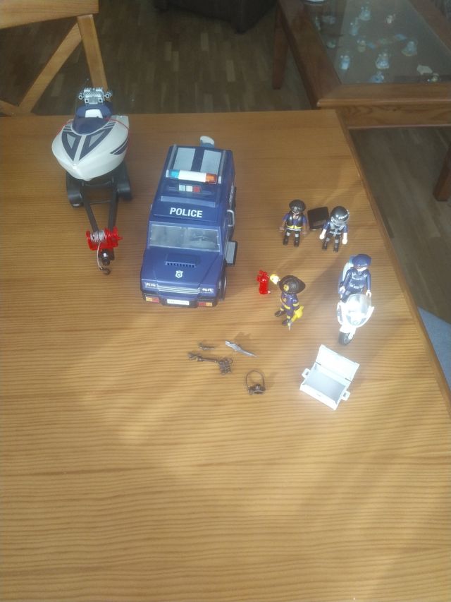 Furgón de policía y lancha motora. 