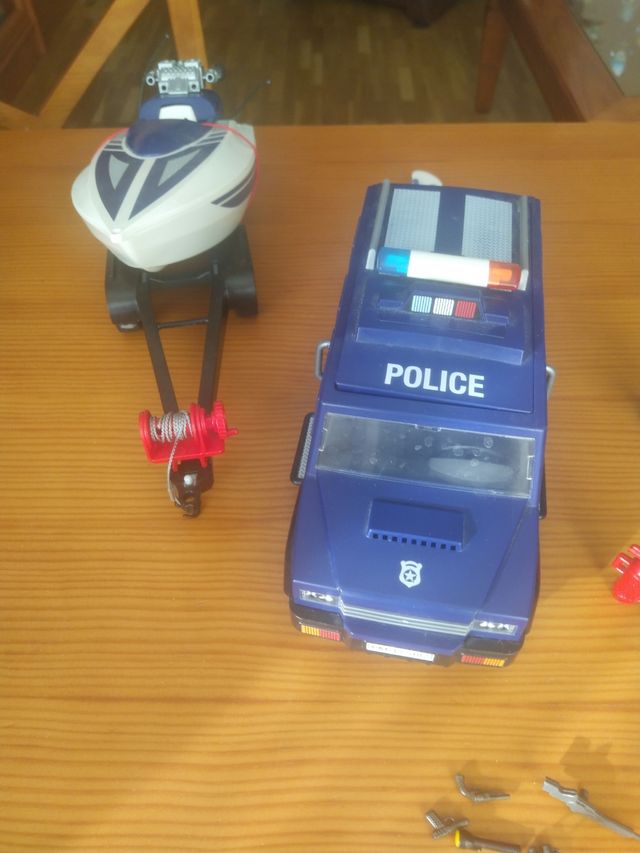 Furgón de policía y lancha motora. 