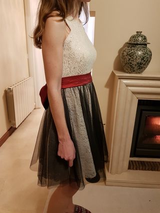 Vestido corto en crudo con sobrefalda de tul negro