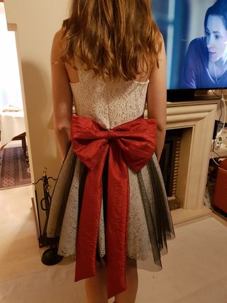 Vestido corto en crudo con sobrefalda de tul negro