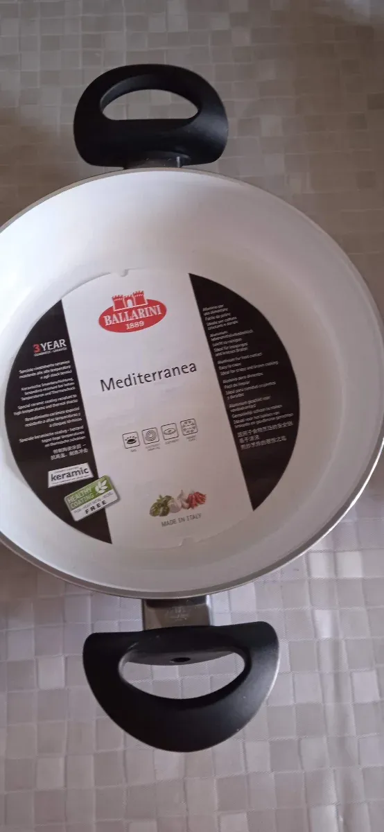 Una padella 28 ,una casseruola  28 , una 24  1 cop