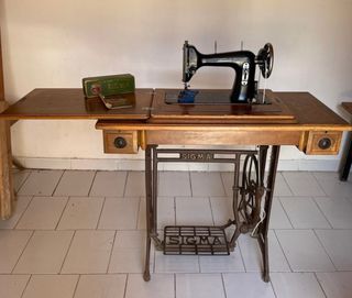 Máquina coser antigua y mesa. Marca Sigma.