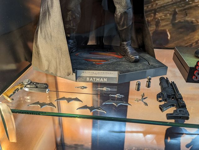 BATMAN HOT TOYS BATMAN V SUPERMAN