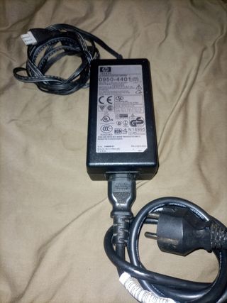 cargadores de patinete y una batería