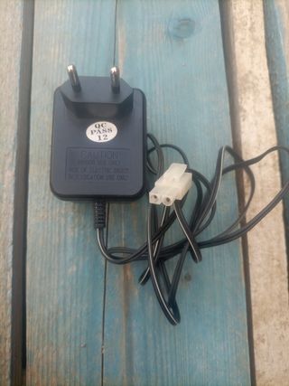 cargadores de patinete y una batería